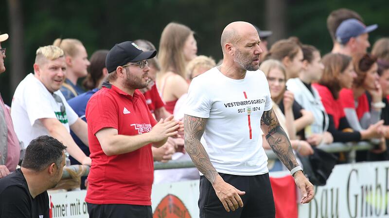 Jochen Limmer (rechts) tr&auml;umt vom Aufstieg mit dem TSV Vestenbergsgreuth.