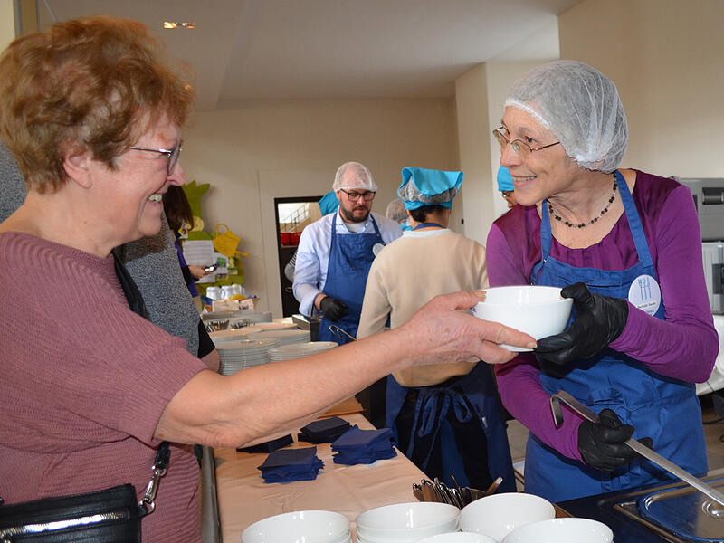 Vesperkirche 2026Vesperkirche 2026 Bereits zum vierten Mal findet in St. Moriz die Coburger Vesperkirche statt. Zum Auftakt engagierte sich auch Regionalbischöfin Berthild Sachs bei der Essensausgabe.