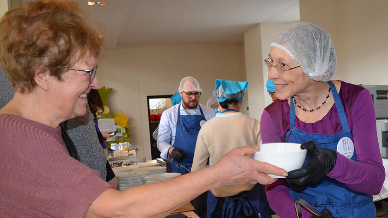Bereits zum vierten Mal findet in St. Moriz die Coburger Vesperkirche statt. Zum Auftakt engagierte sich auch Regionalbisch&ouml;fin Berthild Sachs bei der Essensausgabe.