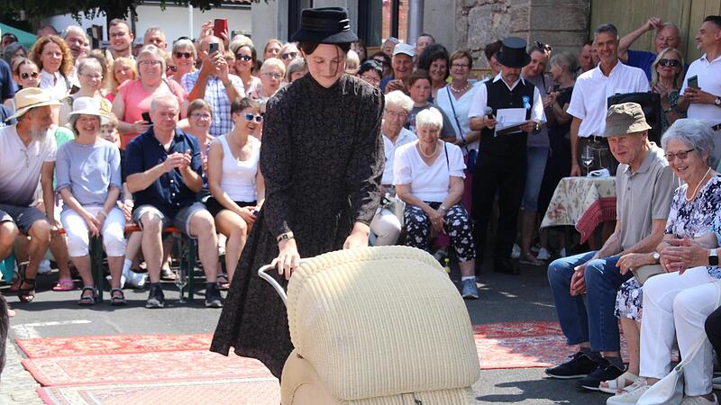 Historische Modenschau: Junge Mutter mit „Bobbescheese“ (Kinderwagen) Historische Modenschau: Junge Mutter mit „Bobbescheese“ (Kinderwagen)