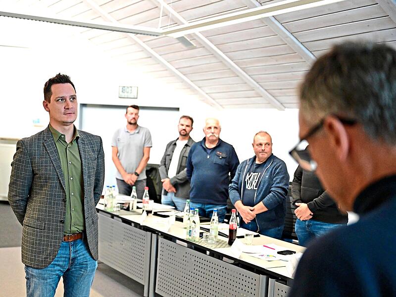 Tobias Husch bei seiner Vereidigung im Gemeinderat Röttenbach von Bürgermeister Ludwig Wahl. Tobias Husch bei seiner Vereidigung im Gemeinderat Röttenbach von Bürgermeister Ludwig Wahl.