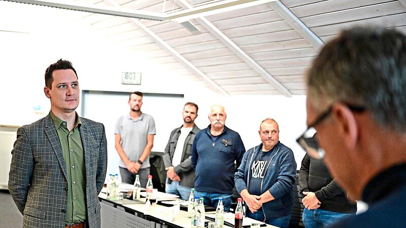 Tobias Husch bei seiner Vereidigung im Gemeinderat Röttenbach von Bürgermeister Ludwig Wahl. Tobias Husch bei seiner Vereidigung im Gemeinderat Röttenbach von Bürgermeister Ludwig Wahl.