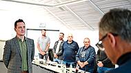 Tobias Husch bei seiner Vereidigung im Gemeinderat R&ouml;ttenbach von B&uuml;rgermeister Ludwig Wahl.