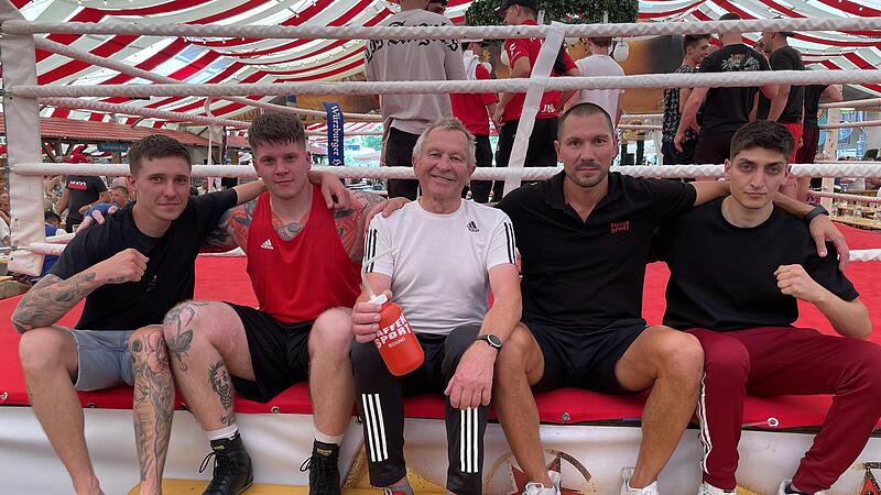 Die Kulmbacher Boxer Daniel Wilczek, Patrick Hoff, Abteilungsleiter Willy Kastner, Trainer Alexander Maier und Deb&uuml;tant Jusuf Caglayin (von links) posieren nach dem Kiliani-Boxen f&uuml;r ein Erinnerungsfoto am Ring.