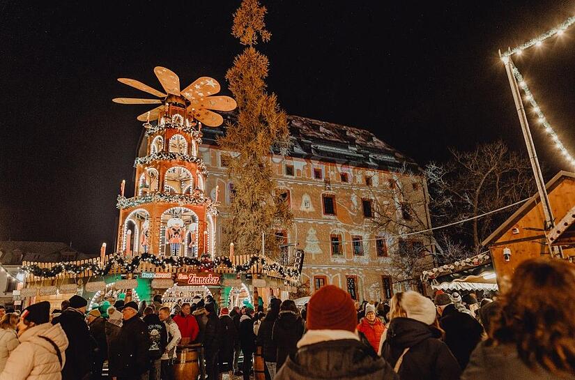Blick auf die weihnachtliche Kaiserpfalz. Die Bühne wandert heuer aus dem Pfalzgraben in die Sattlertorstraße, auch um freie Sicht auf den  Adventskalender zu haben.Forchheim & Fränkische Schweiz