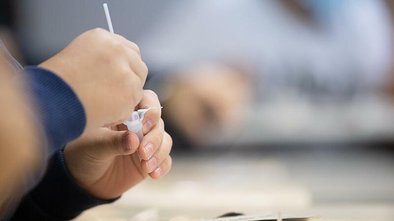 Ein Sch&uuml;ler macht vor der ersten Stunde an einer Schule einen Corona-SchnelltestForchheim & Fr&auml;nkische Schweiz