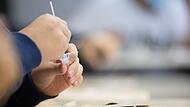 Ein Schüler macht vor der ersten Stunde an einer Schule einen Corona-SchnelltestForchheim & Fränkische Schweiz Ein Schüler macht vor der ersten Stunde an einer Schule einen Corona-SchnelltestForchheim & Fränkische Schweiz