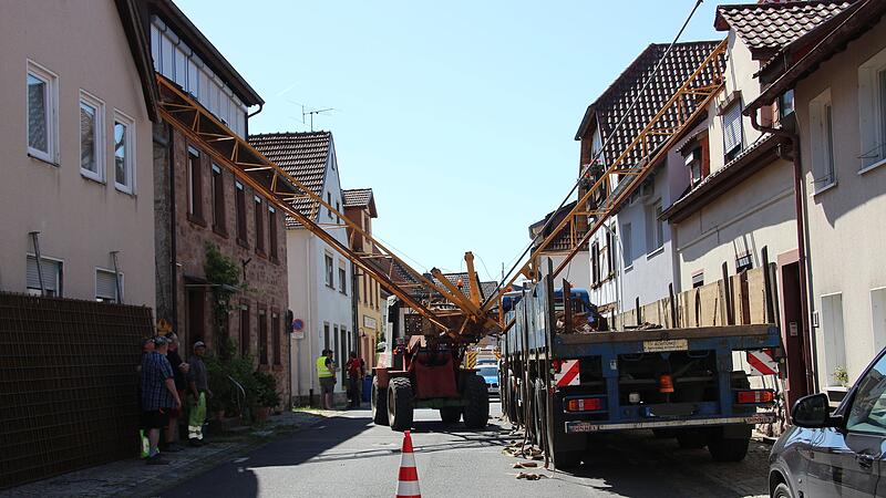 Baukran stürzt in Hammelburg auf Häuser Baukran stürzt in Hammelburg auf Häuser