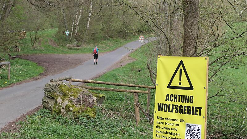 Sie sorgen für Verärgerung: Derartige Schilder sind keine offiziellen Warnhinweise. Das Landratsamt Rhön-Grabfeld fordert Privatpersonen auf, das Aufstellen zu unterlassen.