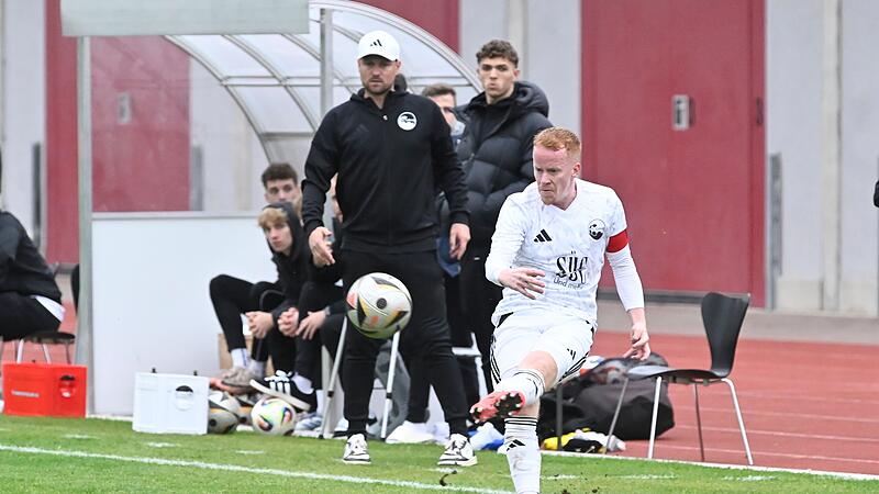 Carl-Philipp Schiebel beobachtet beim Spiel gegen Fortuna Regensburg seinen Kapitän Rene Knie. Der Trainer moniert, dass es in der bisherigen Bayernliga-Serie zu viele Entscheidungen gegen  seine Mannschaft gegeben habe.