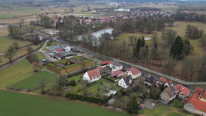 Visualisierung aus der Pr&auml;sentation. Deutlich zu erkennen in der Bildmitte der Geb&auml;udekomplex mit begr&uuml;ntem Dach an der Ortsdurchfahrt.