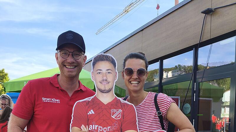 Marcel Zimmermann mit seiner Frau Anika, w&auml;hrend der Er&ouml;ffnungsaktion