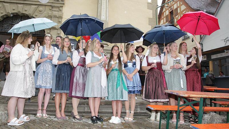 Schirme dominierten das Bild bei der Eröffnung des Sulzfelder Weinfestes am Freitagabend. Schirme dominierten das Bild bei der Eröffnung des Sulzfelder Weinfestes am Freitagabend.