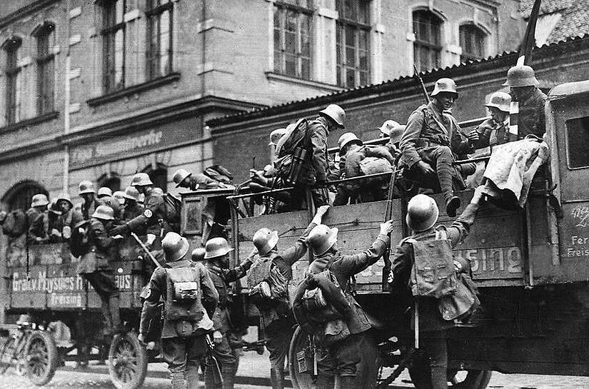 Aufmarsch der bewaffneten Rechtsextremisten. In den Mittagsstunden des 9. November 1923 kommt es vor der Feldherrnhalle zu Kämpfen mit der Landespolizei. Dabei wird auch Nikolaus Hollweg erschossen.