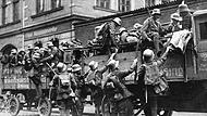 Aufmarsch der bewaffneten Rechtsextremisten. In den Mittagsstunden des 9. November 1923 kommt es vor der Feldherrnhalle zu Kämpfen mit der Landespolizei. Dabei wird auch Nikolaus Hollweg erschossen.