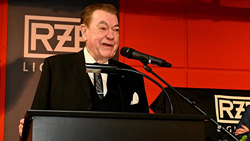 &bdquo;Ich freue mich &uuml;ber das Geschaffte.&ldquo; Alexander Zimmermann wurde 1978 alleiniger Gesellschafter der Rudolf Zimmermann Bamberg GmbH. Auch heute noch kommt der 77-J&auml;hrige t&auml;glich in sein B&uuml;ro in der Zentrale an der Rheinstra&szlig;e im Bamberger Hafen, teilt sich die Gesch&auml;ftsf&uuml;hrer mit Reiner J&uuml;rgens.