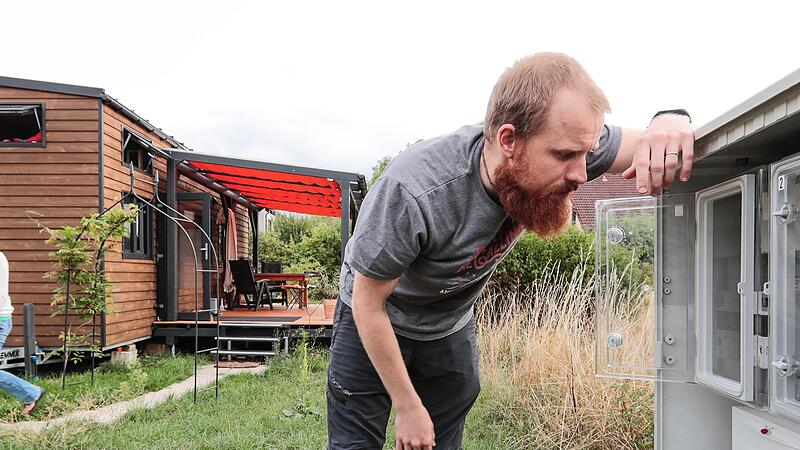 Steigende Gaspreise wirken sich auf das im Tiny House lebende Ehepaar Veronika und Jonas Börnicke nicht aus. Die Strompreisentwicklung allerdings schon. Steigende Gaspreise wirken sich auf das im Tiny House lebende Ehepaar Veronika und Jonas Börnicke nicht aus. Die Strompreisentwicklung allerdings schon.