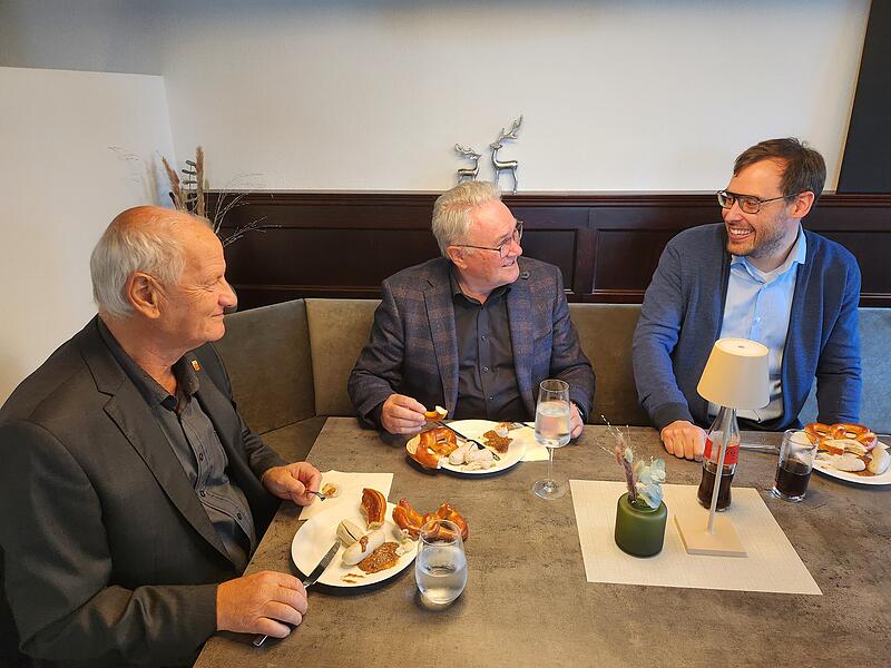 Thomas Leiner, dritter B&uuml;rgermeister der Stadt Bad Kissingen (Bildmitte), genie&szlig;t Brezel und Wei&szlig;wurst bei der Er&ouml;ffnung.