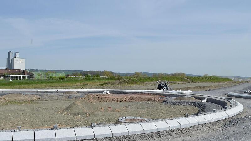 In Wiesenfeld soll ein Gewerbegebiet mit Supermarkt entstehen. Zu sehen ist hier die Zufahrt vom Kreisel in das k&uuml;nftige Areal, im Hintergrund das Leuwico-Firmengel&auml;nde..