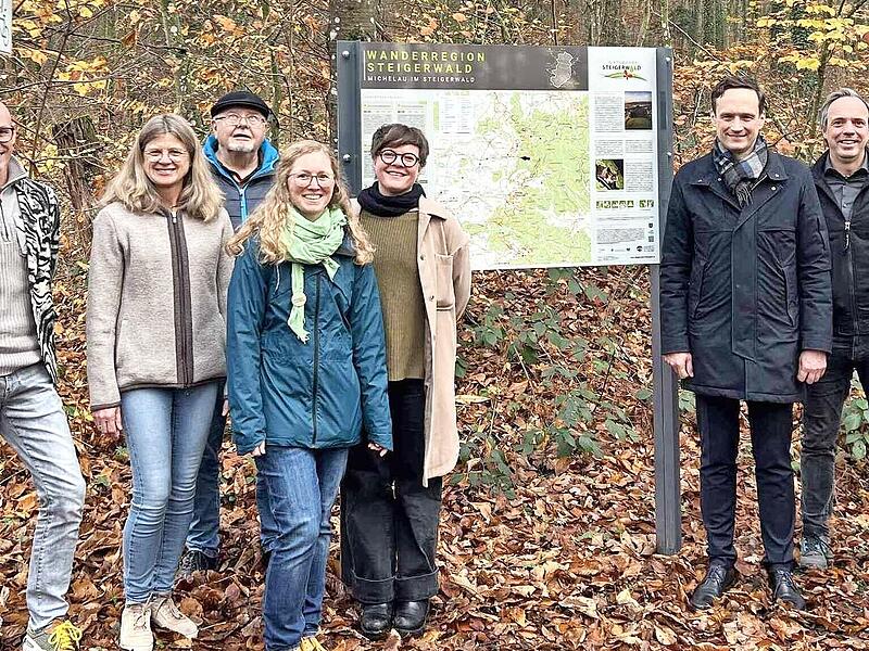 Freuen sich über die neue Wandertafel: Bürgermeister Bäuerlein (Rauhenebrach), Bürgermeister Depner (Knetzgau), U. Schmidt (Lebensregion plus), K.-H. Mock (Steigerwaldklub), T. Wagner und J. Popp (beide Naturpark Steigerwald), Landrat Töpper (Schw... Freuen sich über die neue Wandertafel: Bürgermeister Bäuerlein (Rauhenebrach), Bürgermeister Depner (Knetzgau), U. Schmidt (Lebensregion plus), K.-H. Mock (Steigerwaldklub), T. Wagner und J. Popp (beide Naturpark Steigerwald), Landrat Töpper (Schw...