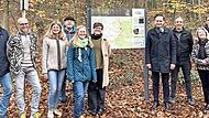 Freuen sich über die neue Wandertafel: Bürgermeister Bäuerlein (Rauhenebrach), Bürgermeister Depner (Knetzgau), U. Schmidt (Lebensregion plus), K.-H. Mock (Steigerwaldklub), T. Wagner und J. Popp (beide Naturpark Steigerwald), Landrat Töpper (Schw... Freuen sich über die neue Wandertafel: Bürgermeister Bäuerlein (Rauhenebrach), Bürgermeister Depner (Knetzgau), U. Schmidt (Lebensregion plus), K.-H. Mock (Steigerwaldklub), T. Wagner und J. Popp (beide Naturpark Steigerwald), Landrat Töpper (Schw...