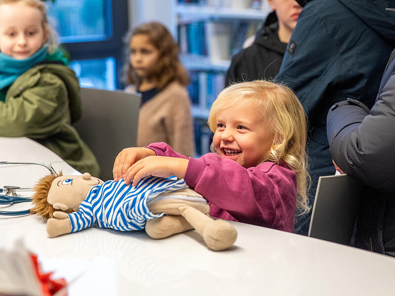 Strahlende Kinderaugen: Die Himmelswerkstatt des Fränkischen Tags in Forchheim lockte viele Familien und Kinder.