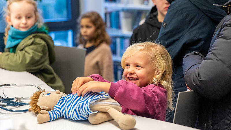 Strahlende Kinderaugen: Die Himmelswerkstatt des Fr&auml;nkischen Tags in Forchheim lockte viele Familien und Kinder.
