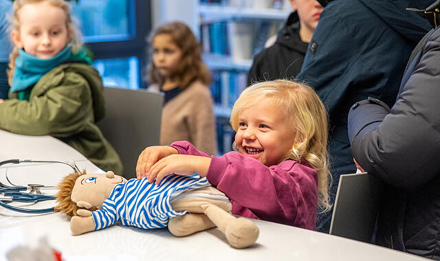 Strahlende Kinderaugen: Die Himmelswerkstatt des Fränkischen Tags in Forchheim lockte viele Familien und Kinder.Strahlende Kinderaugen: Die Himmelswerkstatt des Fränkischen Tags in Forchheim lockte viele Familien und Kinder. Strahlende Kinderaugen: Die Himmelswerkstatt des Fränkischen Tags in Forchheim lockte viele Familien und Kinder.