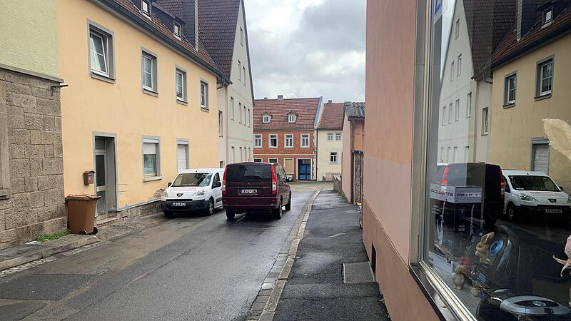 Der Gehweg in der Kapellengasse bleibt auch nach dem Ausbau auf der S&uuml;dseite. Zumindest auf Probe soll der wichtige Verkehrsweg als Einbahnstra&szlig;e ausgewiesen werden.