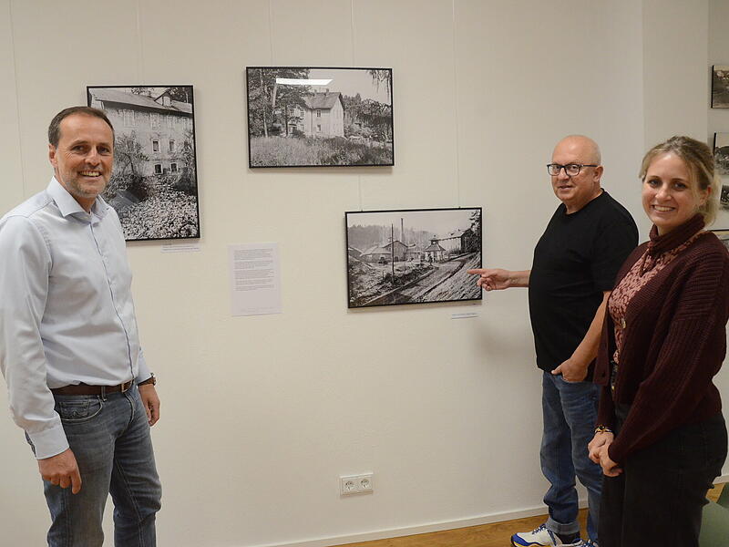 8500 Interessierte hat die Rentei in Stockheim binnen eines Jahr registriert. Jetzt gibt es eine weitere interessante Ausstellung zu sehen. Am Donnerstag, 9. Oktober, 18.30 Uhr beginnt eine Foto-Ausstellung von Karl-Heinz Wagner (Mitte). Architekt Jörg Detsch und Altbürgermeister Rainer Detsch geben spannende Einblicke in die Entstehung, die architektonischen Ideen und die Herausforderungen beim Bau.  Herzlich ein laden auch Bürgermeister Daniel Weißerth (links) und Wiebke Gressmann (Kultur und Veranstaltungsmanagerin).