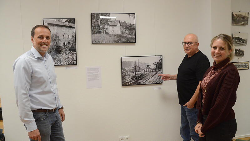 8500 Interessierte hat die Rentei in Stockheim binnen eines Jahr registriert. Jetzt gibt es eine weitere interessante Ausstellung zu sehen. Am Donnerstag, 9. Oktober, 18.30 Uhr beginnt eine Foto-Ausstellung von Karl-Heinz Wagner (Mitte). Architekt Jörg Detsch und Altbürgermeister Rainer Detsch geben spannende Einblicke in die Entstehung, die architektonischen Ideen und die Herausforderungen beim Bau.  Herzlich ein laden auch Bürgermeister Daniel Weißerth (links) und Wiebke Gressmann (Kultur und Veranstaltungsmanagerin).
