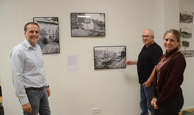 8500 Interessierte hat die Rentei in Stockheim binnen eines Jahr registriert. Jetzt gibt es eine weitere interessante Ausstellung zu sehen. Am Donnerstag, 9. Oktober, 18.30 Uhr beginnt eine Foto-Ausstellung von Karl-Heinz Wagner (Mitte). Architekt Jörg Detsch und Altbürgermeister Rainer Detsch geben spannende Einblicke in die Entstehung, die architektonischen Ideen und die Herausforderungen beim Bau.  Herzlich ein laden auch Bürgermeister Daniel Weißerth (links) und Wiebke Gressmann (Kultur und Veranstaltungsmanagerin).