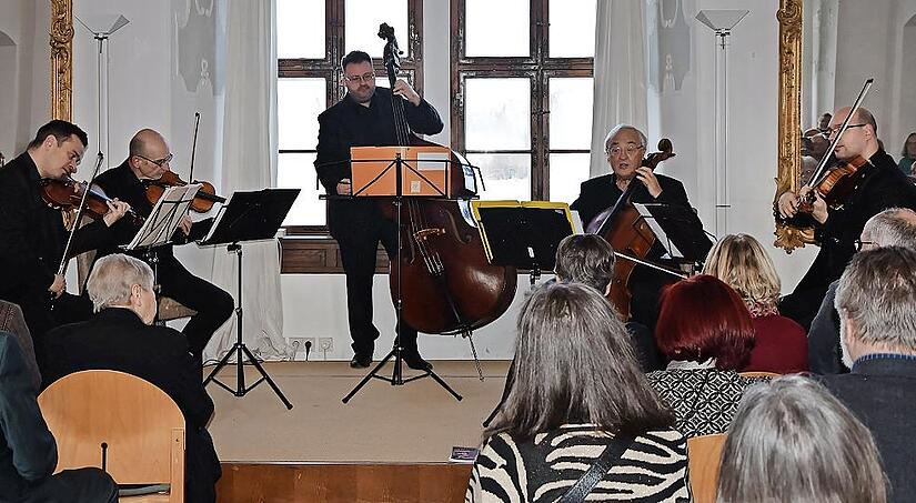 Das Bamberger Streichquartett und Gastmusiker Orcun Mumcuoglu am Kontrabass sorgten beim Neujahrskonzert im Spiegelsaal von Schloss Oberschwappach f&uuml;r einen schwungvollen musikalischen Jahresauftakt.