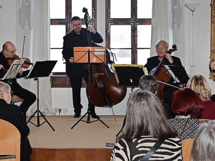 Das Bamberger Streichquartett und Gastmusiker Orcun Mumcuoglu am Kontrabass sorgten beim Neujahrskonzert im Spiegelsaal von Schloss Oberschwappach f&uuml;r einen schwungvollen musikalischen Jahresauftakt.