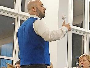 Christian Schneider bei seinem Debüt am Dirigentenpult. Er wurde mit großem Applaus bedacht. Christian Schneider bei seinem Debüt am Dirigentenpult. Er wurde mit großem Applaus bedacht.