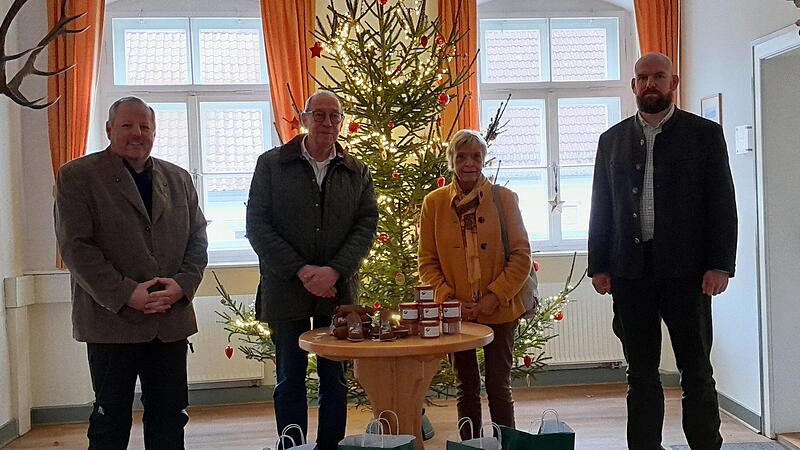 Von links: Herr Zippert, Forstbetriebsleiter Hammelburg, Herr Gansser Tafel Gemünden, Frau Smolik, Tafel Hammelburg und Heiko Glöckner, stellvertretender Forstbetriebsleiter Hammelburg. Von links: Herr Zippert, Forstbetriebsleiter Hammelburg, Herr Gansser Tafel Gemünden, Frau Smolik, Tafel Hammelburg und Heiko Glöckner, stellvertretender Forstbetriebsleiter Hammelburg.