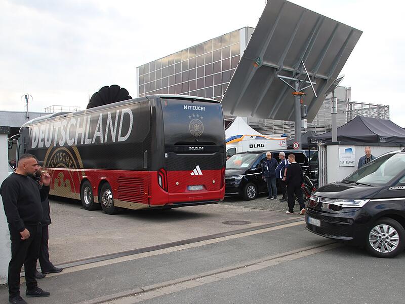 Der Mannschaftsbus des Nationalteams biegt auf das Gel&auml;nde des Energieparks Hirschaid ein. Der DFB drehte am Montag f&uuml;r die anstehende Weltmeisterschaft.