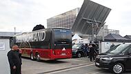 Der Mannschaftsbus des Nationalteams biegt auf das Gel&auml;nde des Energieparks Hirschaid ein. Der DFB drehte am Montag f&uuml;r die anstehende Weltmeisterschaft.