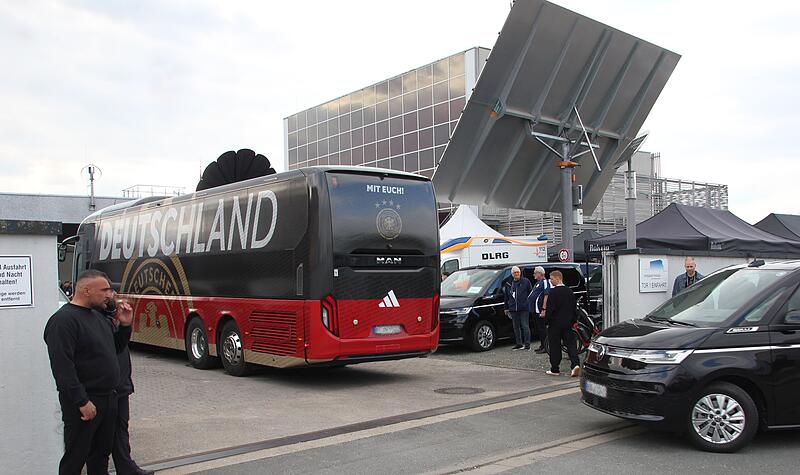 Der Mannschaftsbus des Nationalteams biegt auf das Gel&auml;nde des Energieparks Hirschaid ein. Der DFB drehte am Montag f&uuml;r die anstehende Weltmeisterschaft.