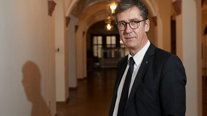 Würzburgs Oberbürgermeister Christian Schuchardt informierte die Mitglieder des Stadtrats über das Gespräch zur Zukunft von Galeria Kaufhof. Würzburgs Oberbürgermeister Christian Schuchardt informierte die Mitglieder des Stadtrats über das Gespräch zur Zukunft von Galeria Kaufhof.