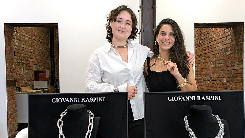 Goldschmiedin Mika Meinck (links) und Deutschland-Vertreterin Vanesa Roselli präsentieren Silber- und vergoldete Schmuckstücke des italienischen Designers Giovanni. Goldschmiedin Mika Meinck (links) und Deutschland-Vertreterin Vanesa Roselli präsentieren Silber- und vergoldete Schmuckstücke des italienischen Designers Giovanni.