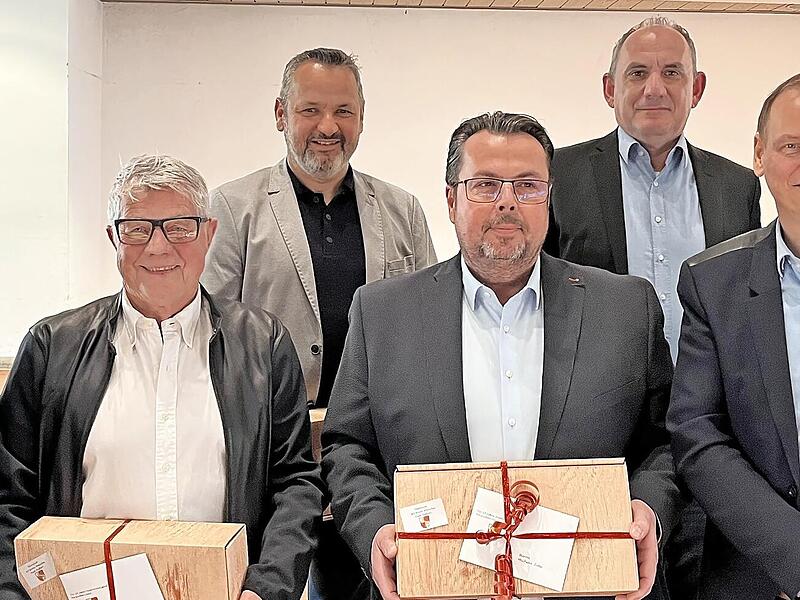 B&uuml;rgermeister G&uuml;nther Werner (rechts) w&uuml;rdigte f&uuml;r ihre besonders langj&auml;hrigen Verdienste (von links): Berthold Albert (30 Jahre), Manfred Finster, Michael Spies, Michael Zehe, Stephan Schneider (alle 18 Jahre) und Michael Schlegelmilch (30 Jahre).