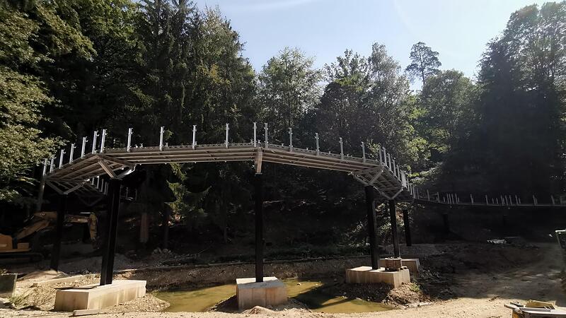 &Uuml;ber den Teich spannt sich bald eine Br&uuml;cke.Forchheim & Fr&auml;nkische Schweiz