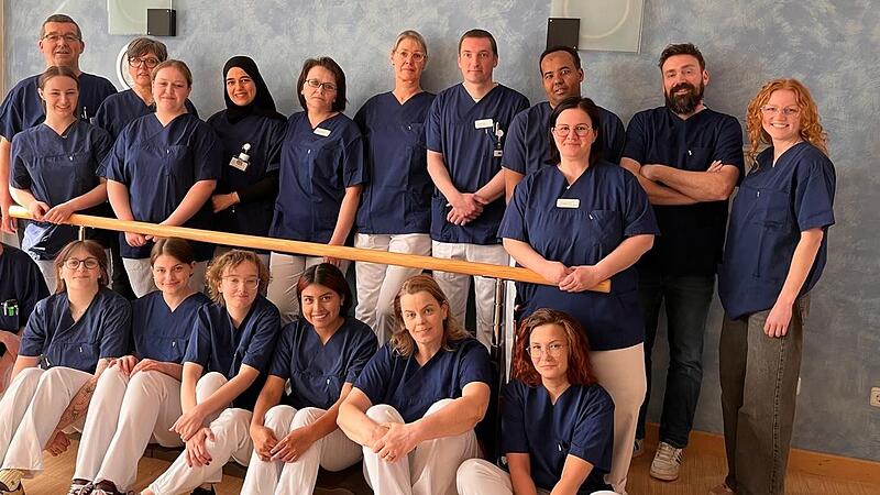 Die 16 Auszubildenden des dritten Ausbildungsjahres mit Praxisanleiterinnen und -anleitern und Pflegedienstleitung nach erfolgreichem Abschluss von „Auszubildende leiten eine Station“ im Helios St. Elisabeth Krankenhaus Bad Kissingen. Die 16 Auszubildenden des dritten Ausbildungsjahres mit Praxisanleiterinnen und -anleitern und Pflegedienstleitung nach erfolgreichem Abschluss von „Auszubildende leiten eine Station“ im Helios St. Elisabeth Krankenhaus Bad Kissingen.