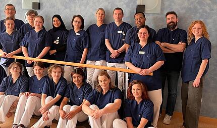 Die 16 Auszubildenden des dritten Ausbildungsjahres mit Praxisanleiterinnen und -anleitern und Pflegedienstleitung nach erfolgreichem Abschluss von &bdquo;Auszubildende leiten eine Station&ldquo; im Helios St. Elisabeth Krankenhaus Bad Kissingen.