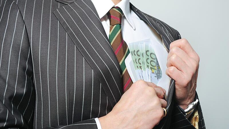 Müssen Finanz- und Versicherungsvermittler bald um ihre Provisionen bangen? Die EU-Kommission erwägt ein Verbot und will nächsten Monat einen entsprechenden Vorschlag machen. Müssen Finanz- und Versicherungsvermittler bald um ihre Provisionen bangen? Die EU-Kommission erwägt ein Verbot und will nächsten Monat einen entsprechenden Vorschlag machen.