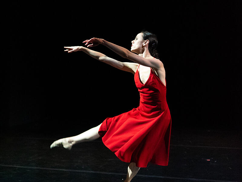 Mireia Martínez Pineda auf der Bühne beim Stück „First Steps: Whatsoever“ im Landestheater Coburg. Mireia Pineda auf der Bühne beim Stück „First Steps: Whatsoever“ im Landestheater Coburg.