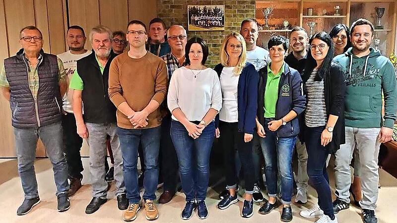 Die Gr&uuml;ndungsmitglieder und die Vertreter des FWV (von links): Alfred und Dominik Hofmann, Josef Daum, Ulrike Sonnenschein, Alexander Punzelt, Jonas Sonnenschein, Bruno und Christina Punzelt, Nicole und Johannes Str&ouml;hlein, Julia Rubsch, Martin Roppelt, Simone Keim, Gabi und Julian Renk