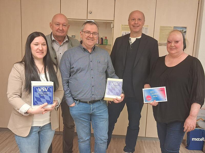 Im Rahmen der Gemeinderats-Sitzung stellte Gesch&auml;ftsleiterin Katharina Morgenthum die neuen Mitarbeiter vor. Im Bild von links: Angelina Wolf, B&uuml;rgermeister Peter Ebertsch, Michael Ritter, Thomas Reitz und Katharina Morgenthum.