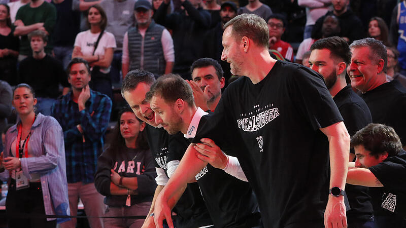 Ein besonderes Zeichen der Wertsch&auml;tzung: Anton Gavel (Mitte) "zwingt" Stefan Weissenb&ouml;ck (links) und Arne Woltmann bei der Siegerehrung zu ihrem gro&szlig;en Auftritt.